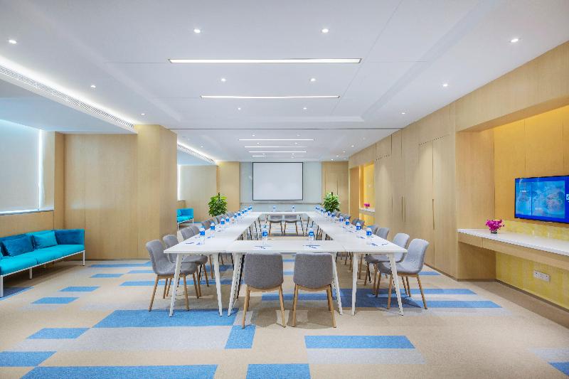 Holiday Inn Express Zhengzhou Longzi Lake image