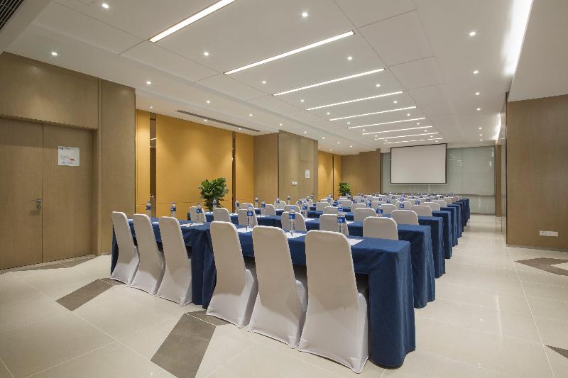 Holiday Inn Express Zhengzhou Longzi Lake image