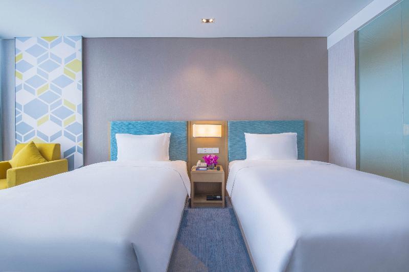 Holiday Inn Express Zhengzhou Longzi Lake image