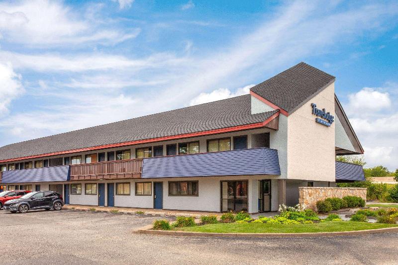 Travelodge by Wyndham Peoria image