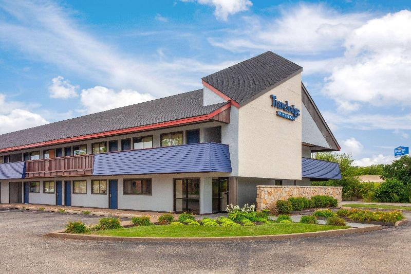 Travelodge by Wyndham Peoria image