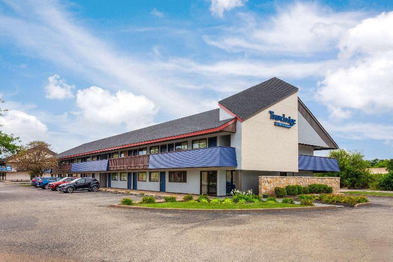 Travelodge by Wyndham Peoria image