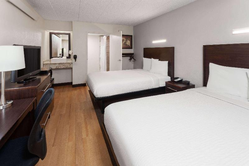 Travelodge by Wyndham Peoria image