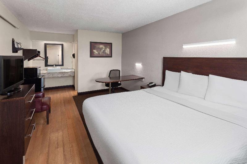 Travelodge by Wyndham Peoria image