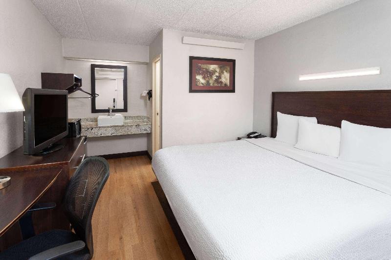 Travelodge by Wyndham Peoria image