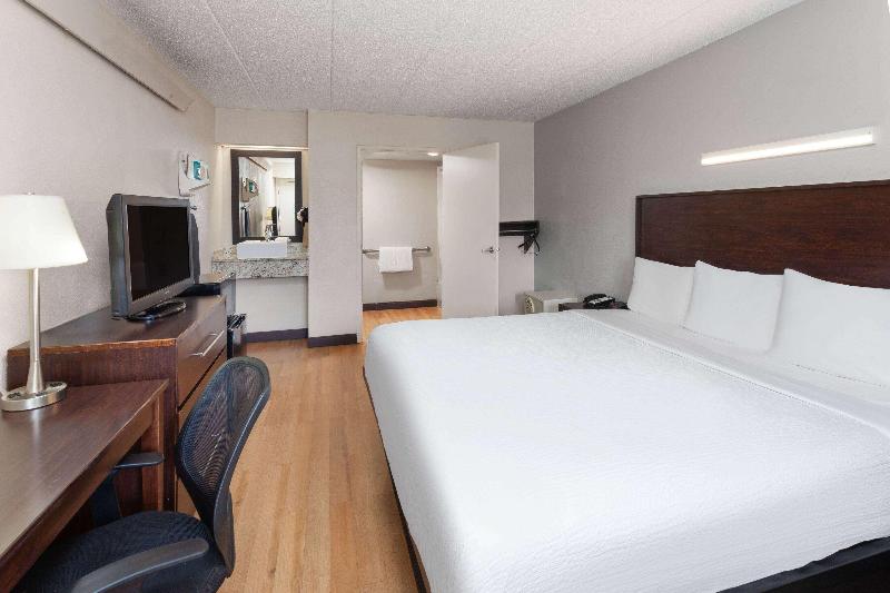 Travelodge by Wyndham Peoria image
