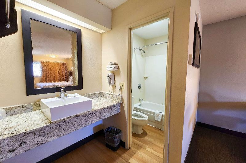 Travelodge by Wyndham Peoria image