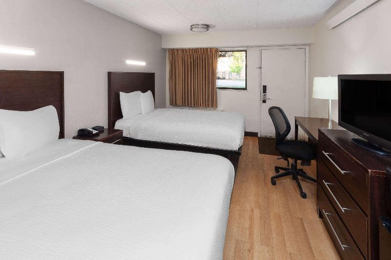 Travelodge by Wyndham Peoria image