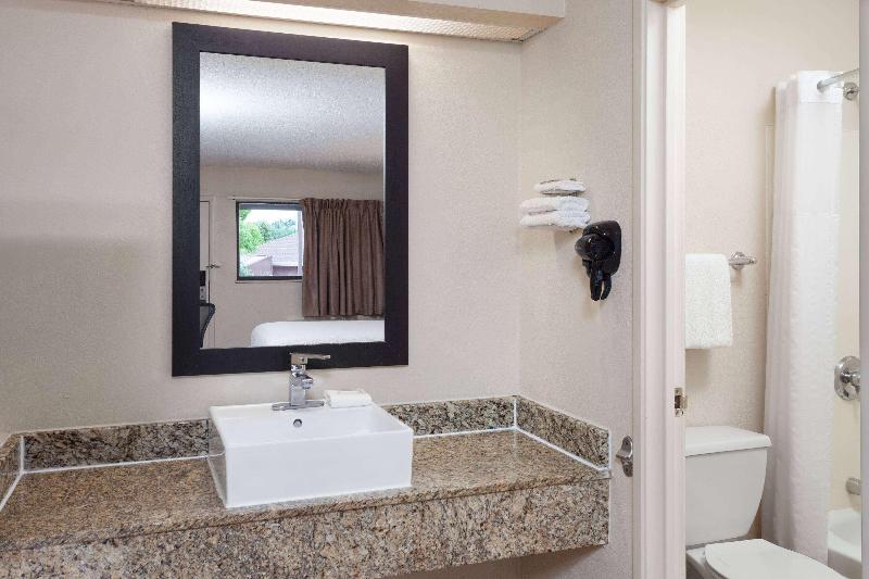 Travelodge by Wyndham Peoria image
