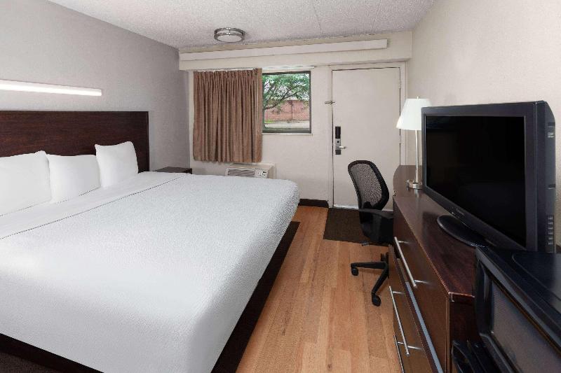 Travelodge by Wyndham Peoria image