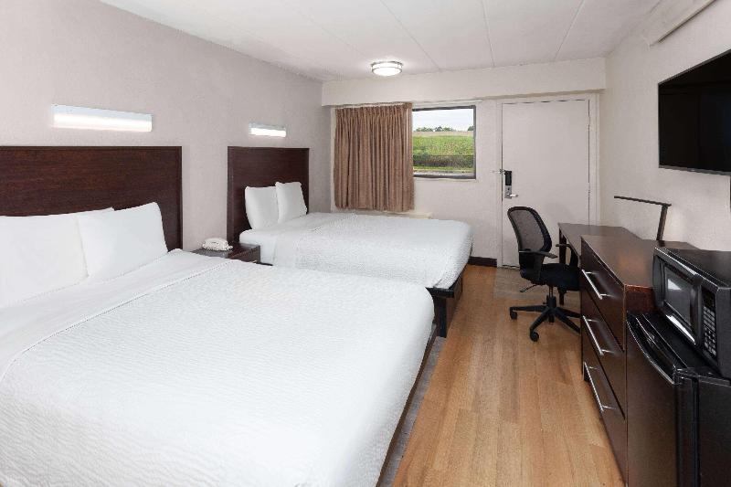 Travelodge by Wyndham Peoria image