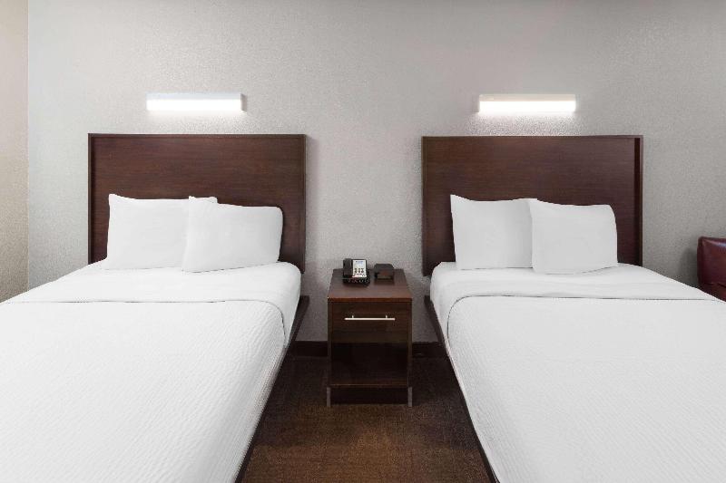 Travelodge by Wyndham Peoria image