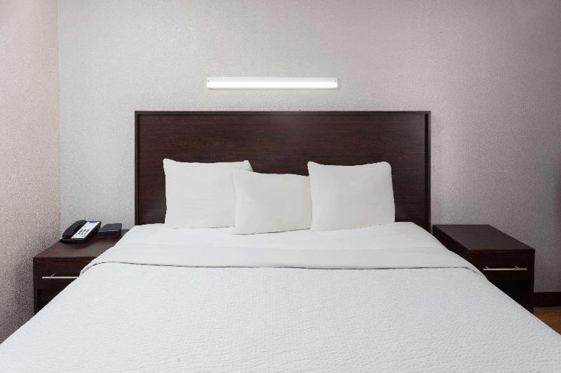 Travelodge by Wyndham Peoria image