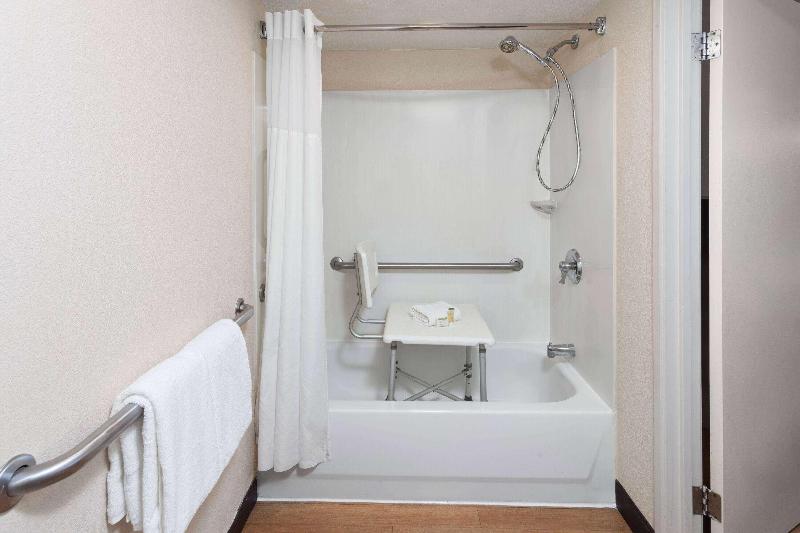 Travelodge by Wyndham Peoria image