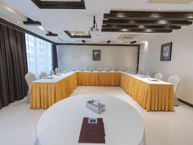 Platinum Suites Hotel Apartments image