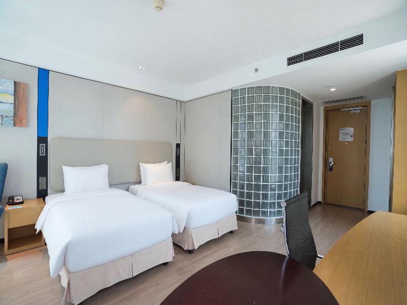 Holiday Inn Express Qingdao West Coast image