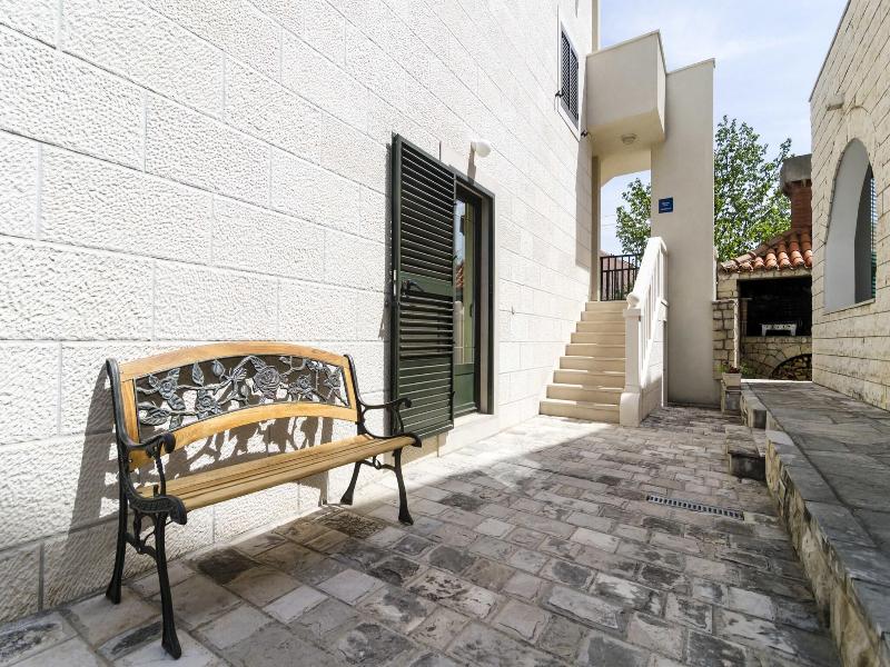 Apartments & Rooms Cina image