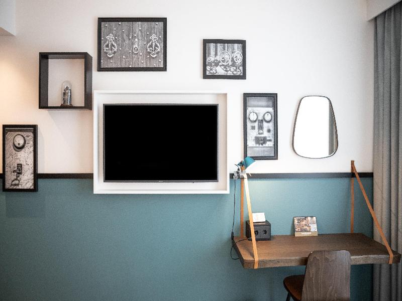 room detail thumbnail 2