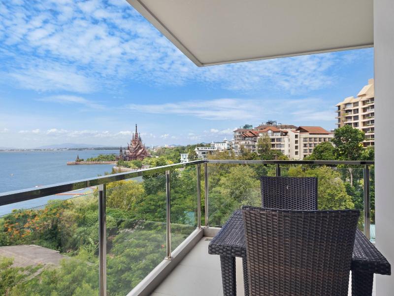 Mayaana Beach Resort Pattaya image