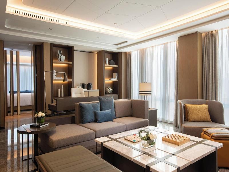 Junior Suite (1 King Bed)
