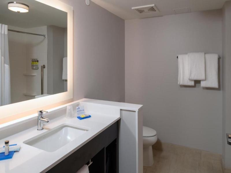 Holiday Inn Express & Suites Tulsa Downtown By IHG image