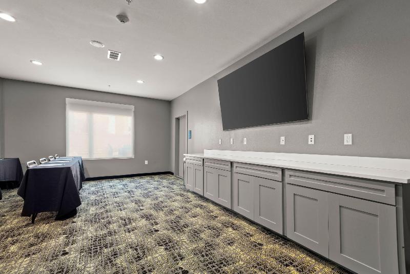 Holiday Inn Gonzales by IHG image