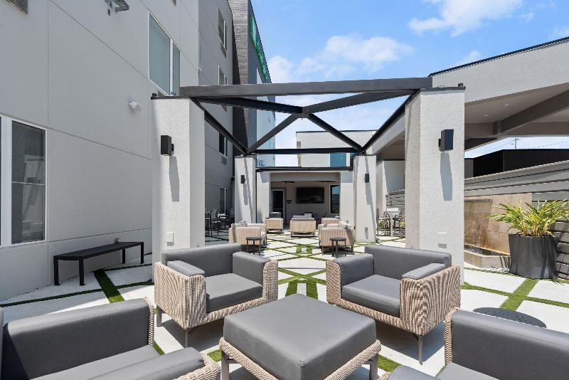 Holiday Inn Gonzales by IHG image