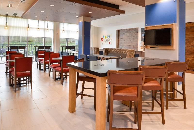 Holiday Inn Express & Suites Ottumwa By IHG image