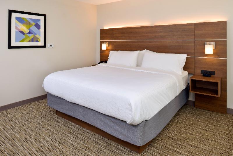 Holiday Inn Express & Suites Ottumwa By IHG image