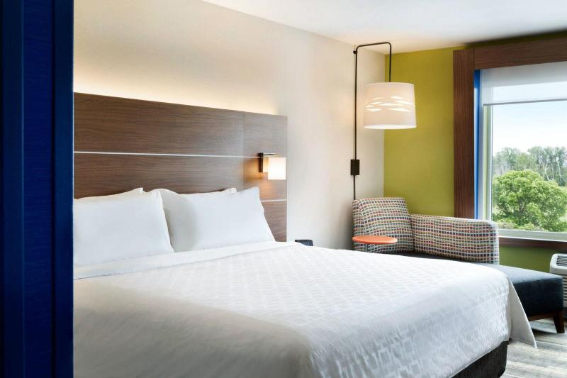 Holiday Inn Express & Sts Omaha Downtown - Airport photo 14
