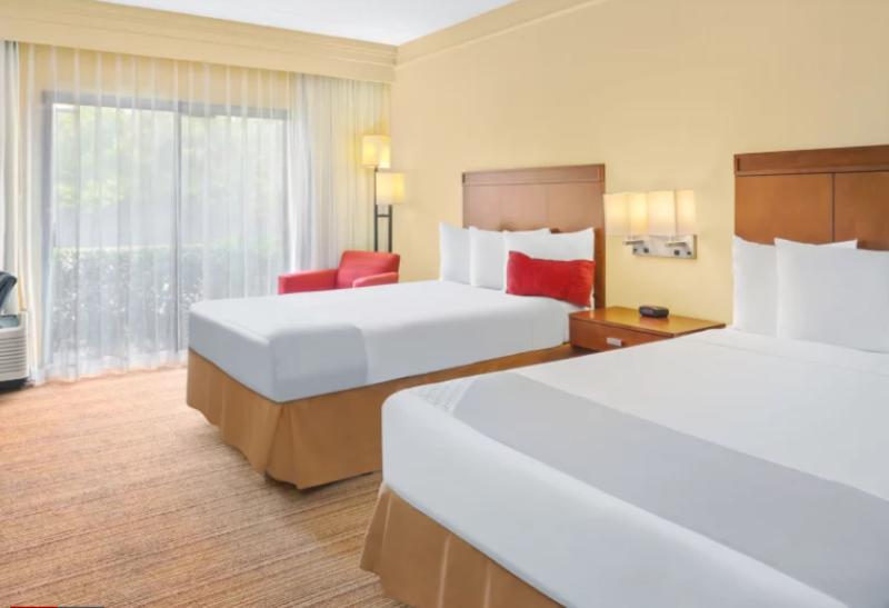 Super 8 by Wyndham Dallas Love Field Airport image