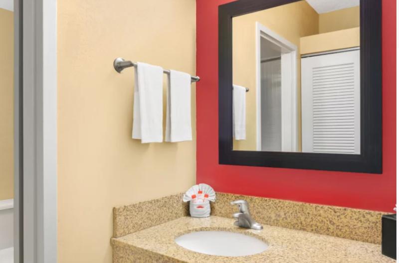 Super 8 by Wyndham Dallas Love Field Airport image