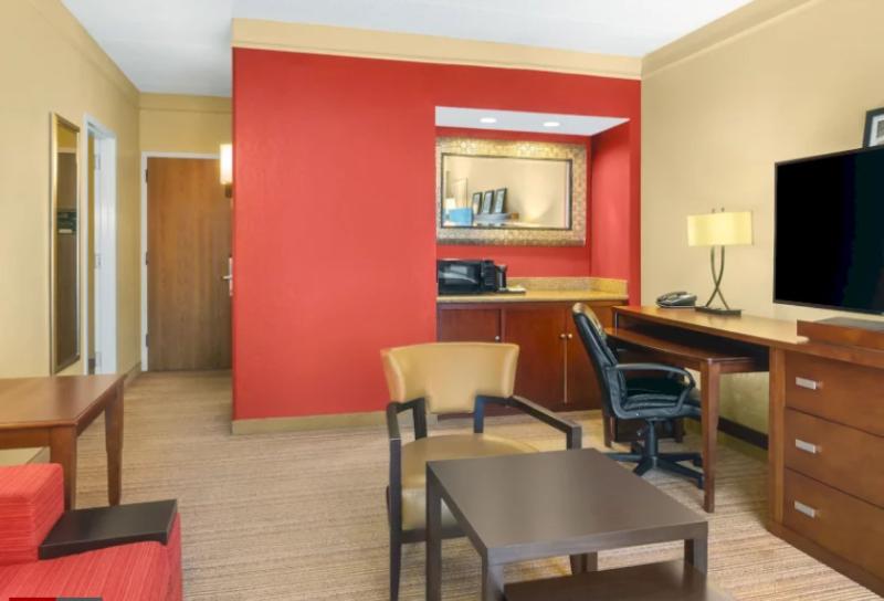 Super 8 by Wyndham Dallas Love Field Airport image