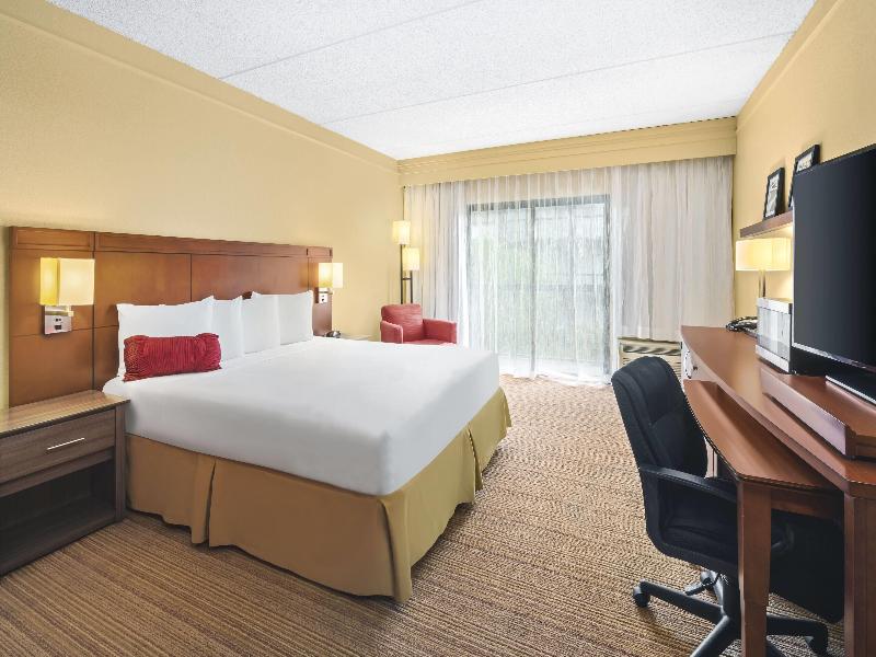 Super 8 by Wyndham Dallas Love Field Airport image