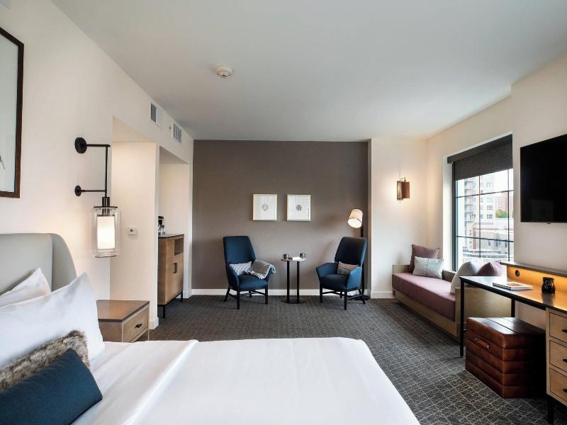 STUDIO KING SIZE BED