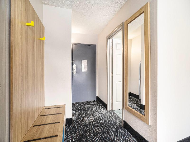 Days Inn & Suites By Wyndham Muskegon image