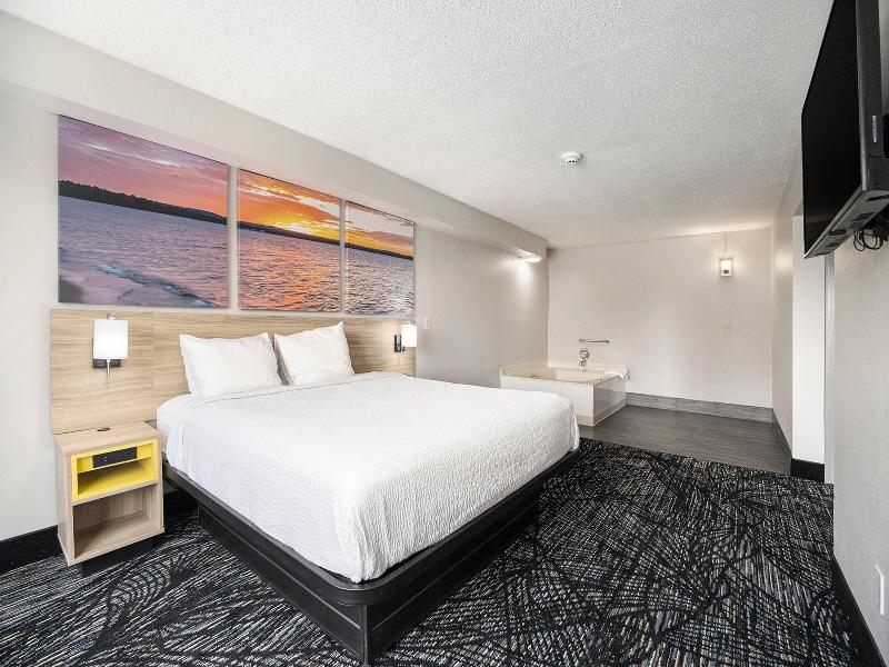 Days Inn & Suites By Wyndham Muskegon image
