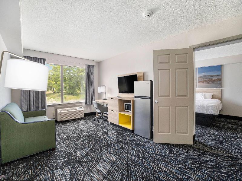 Days Inn & Suites By Wyndham Muskegon image