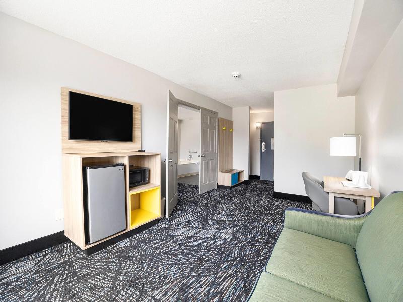 Days Inn & Suites By Wyndham Muskegon image
