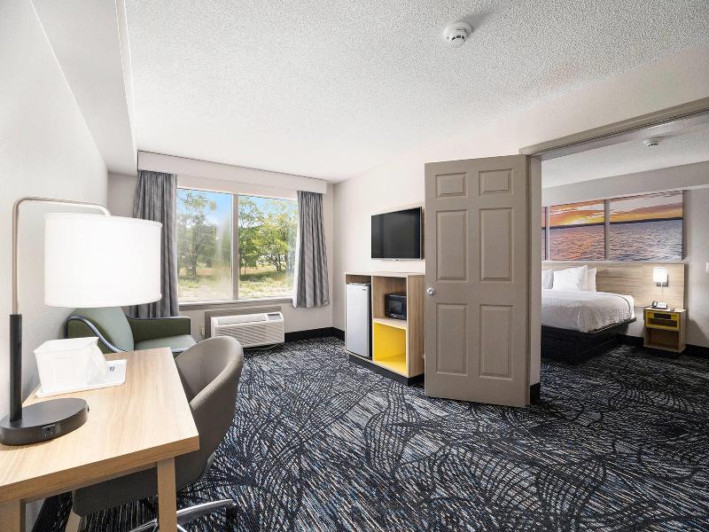 Days Inn & Suites By Wyndham Muskegon image