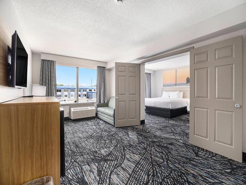 Days Inn & Suites By Wyndham Muskegon image