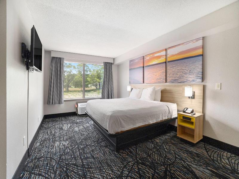 Days Inn & Suites By Wyndham Muskegon image