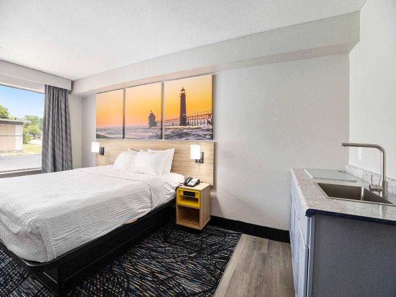 Days Inn & Suites By Wyndham Muskegon image