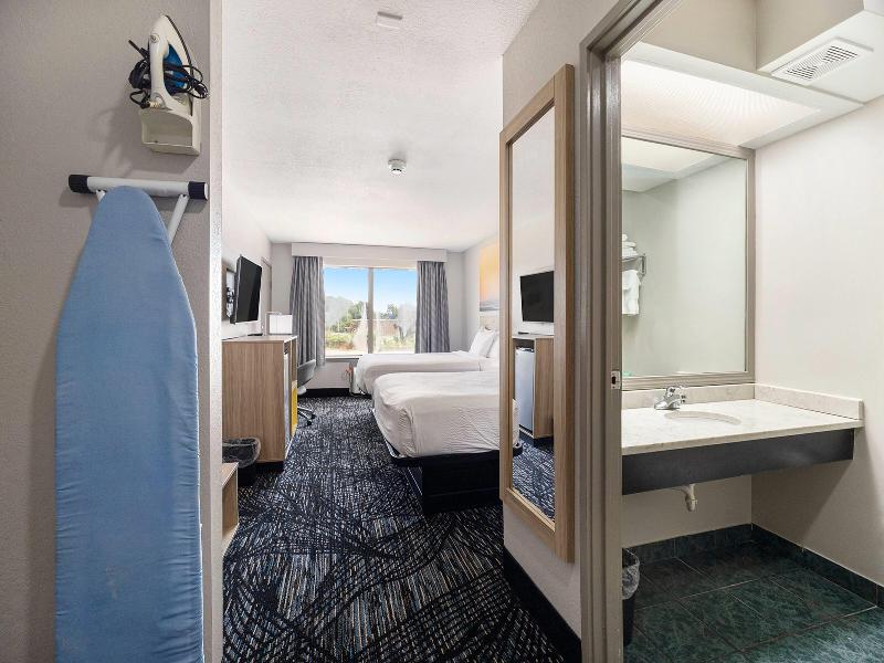 Days Inn & Suites By Wyndham Muskegon image