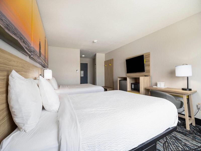 Days Inn & Suites By Wyndham Muskegon image