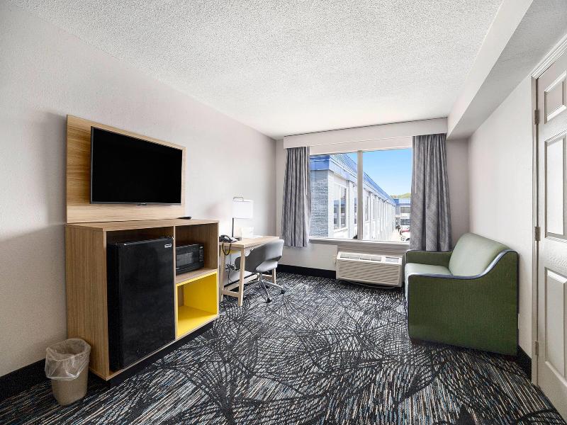 Days Inn & Suites By Wyndham Muskegon image