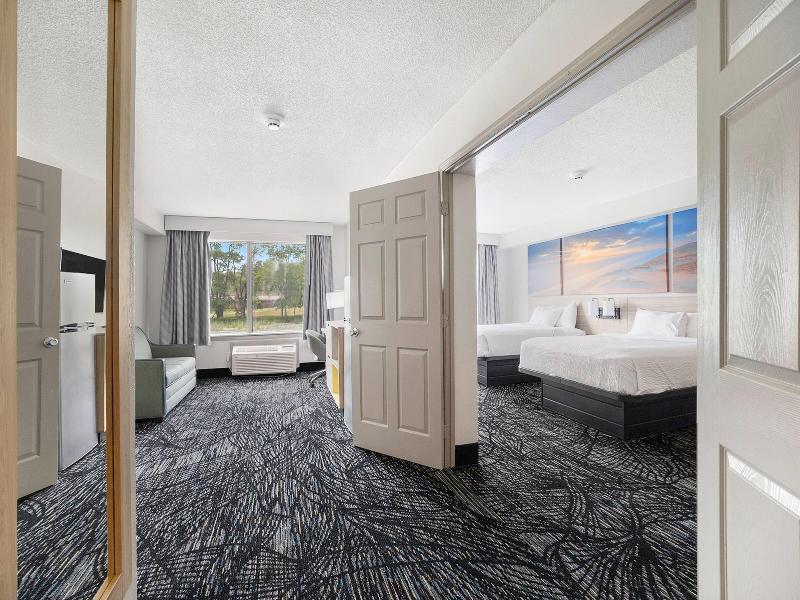 Days Inn & Suites By Wyndham Muskegon image