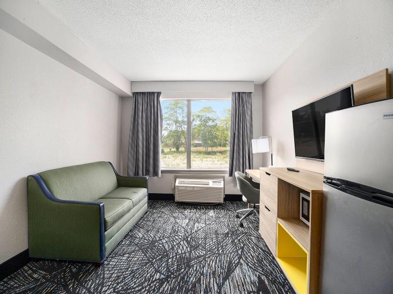 Days Inn & Suites By Wyndham Muskegon image