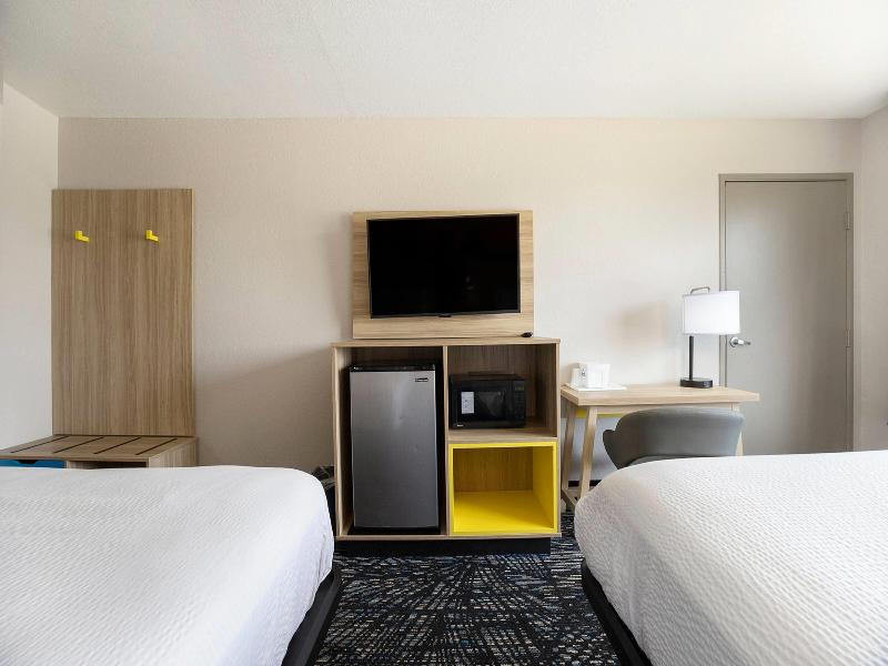 Days Inn & Suites By Wyndham Muskegon image