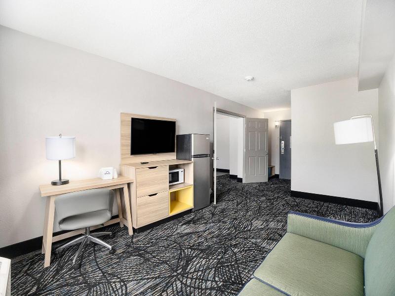 Days Inn & Suites By Wyndham Muskegon image